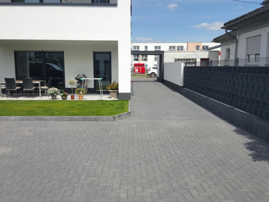 Einfahrt mit Pflasterung