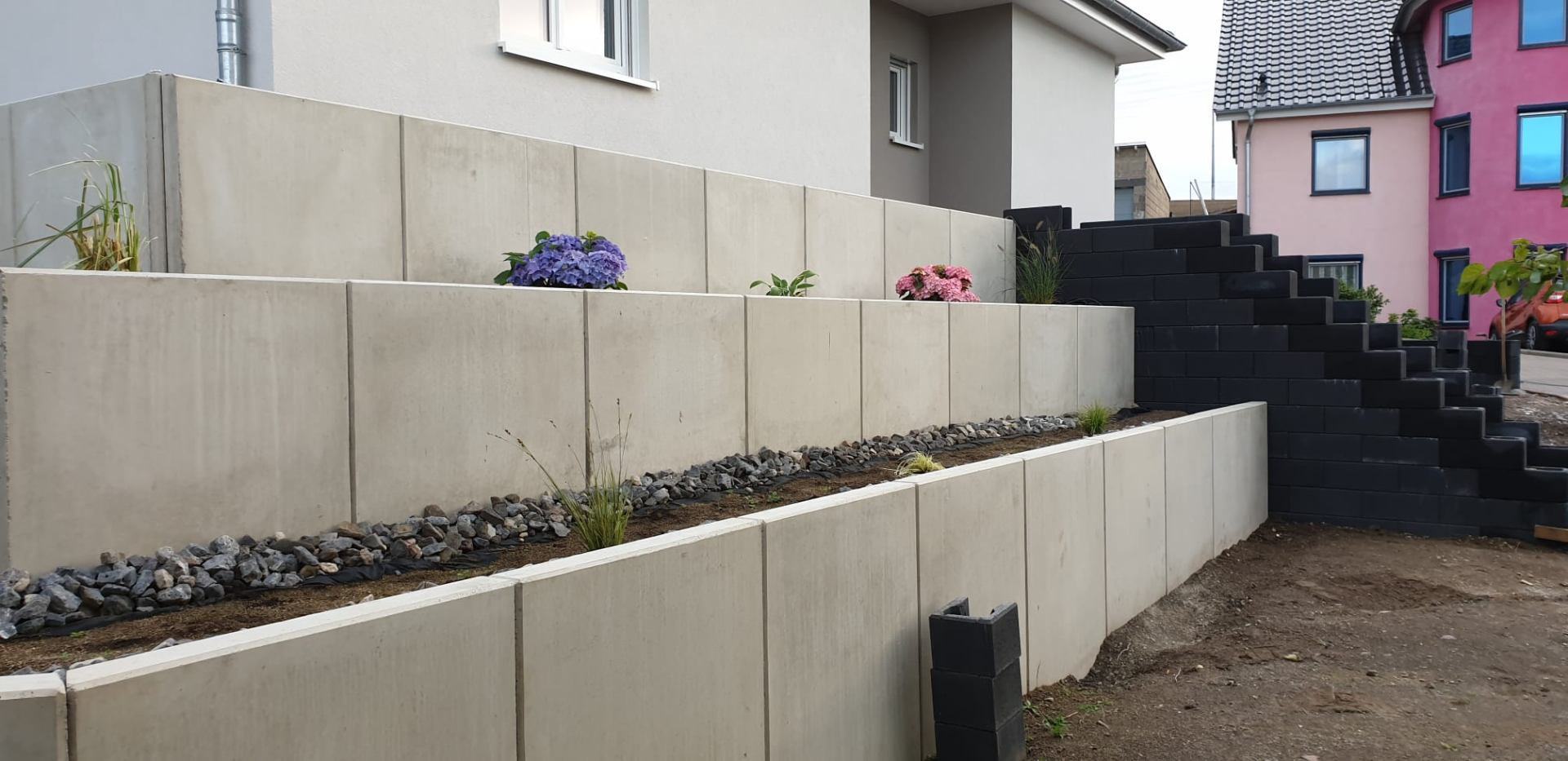 Betonwand mit Hochbeet