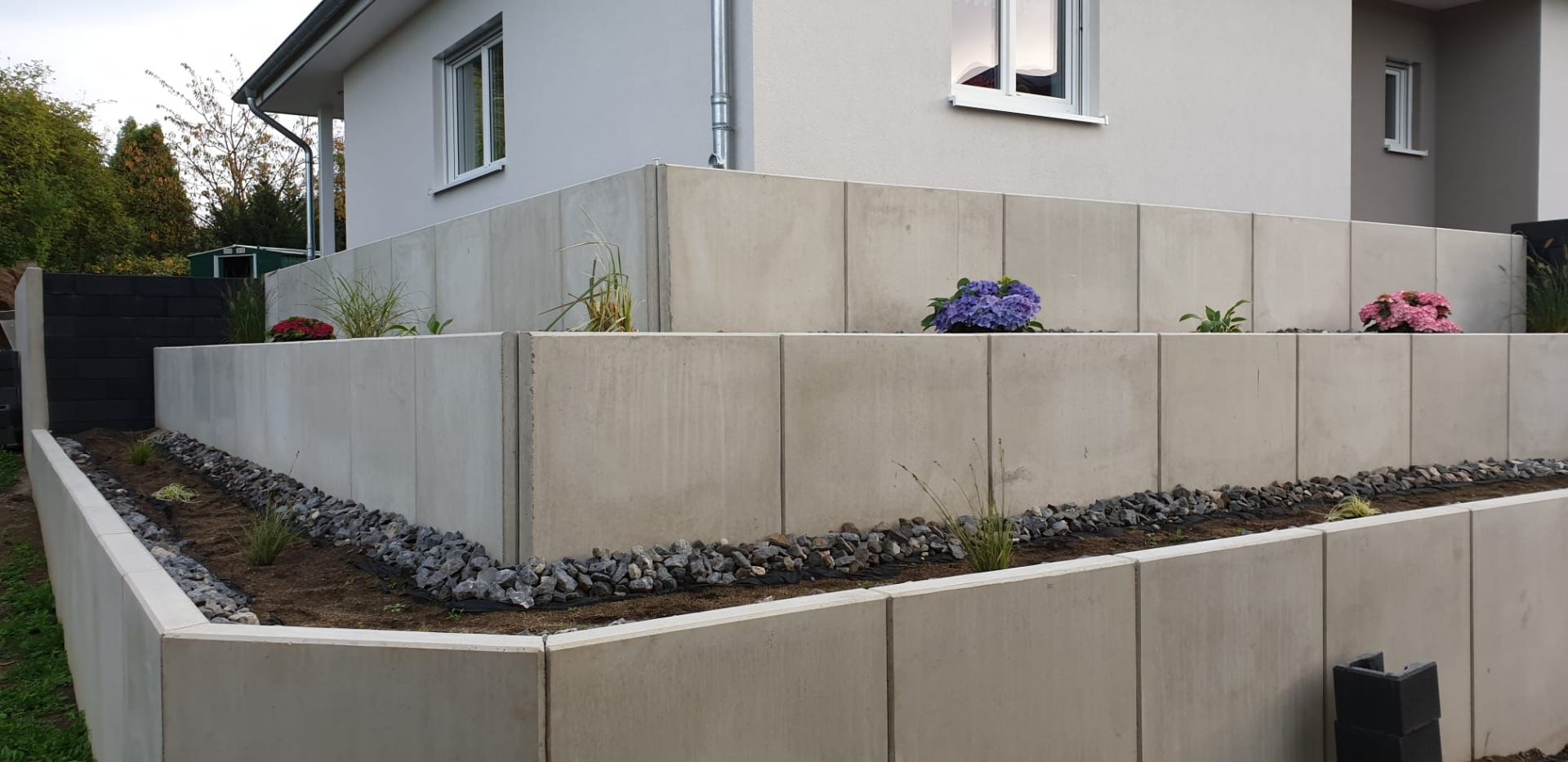 Eckige Stützmauer mit Drainage