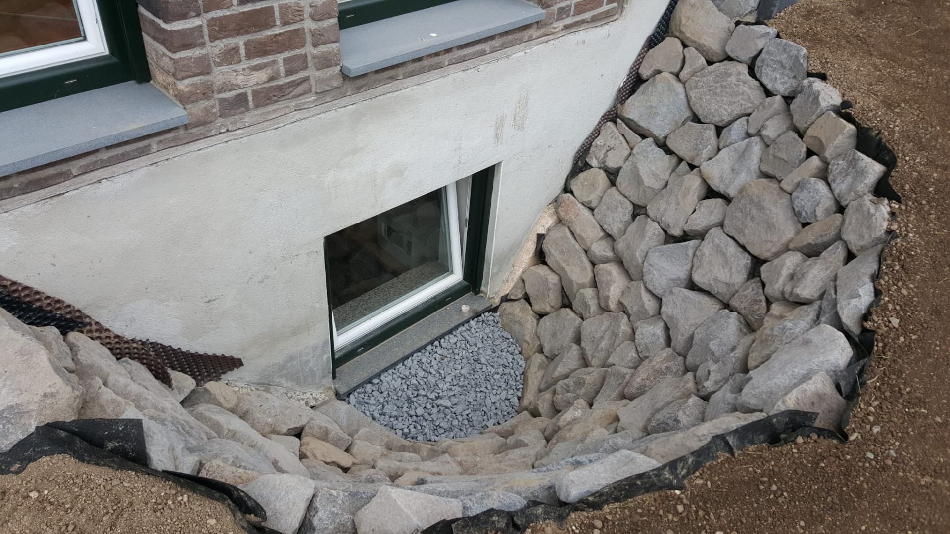 Lichtschacht mit Natursteindrainage